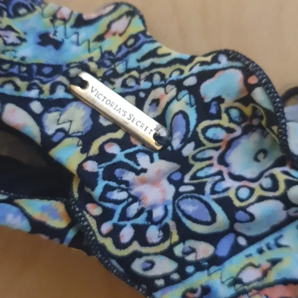 Bikini - Picture 3 of 4